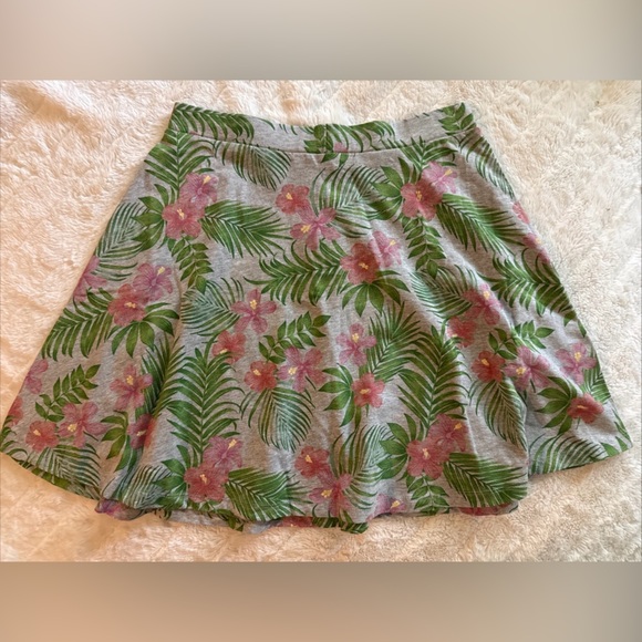 H&M Divided Women’s Tropical Stretchy Skirt Size Medium NWT - Picture 4 of 4